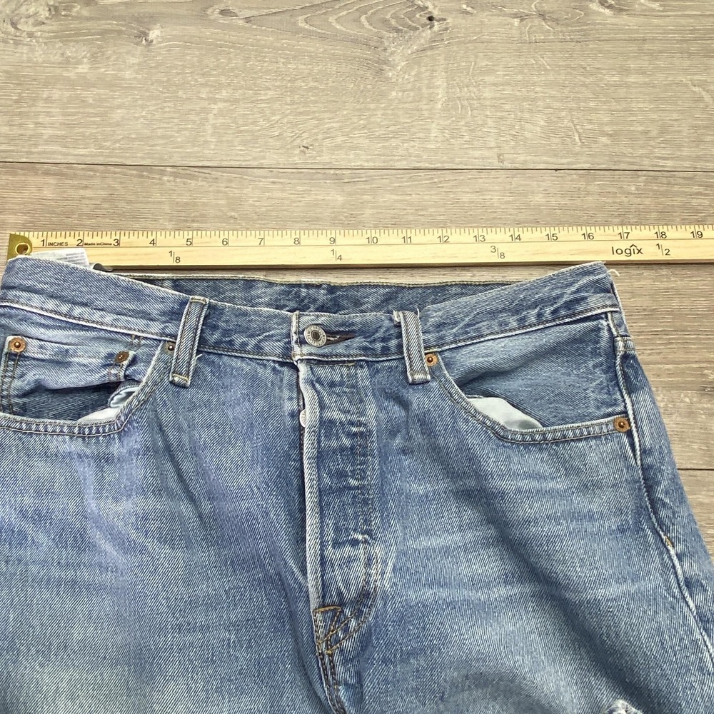 Levis 501 Jeans Mens 33x32 Blue Light Wash Denim Button Fly Straight Leg Classic - Picture 8 of 13